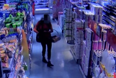 Policajt naháňal zlodejku na kolieskových korčuliach.