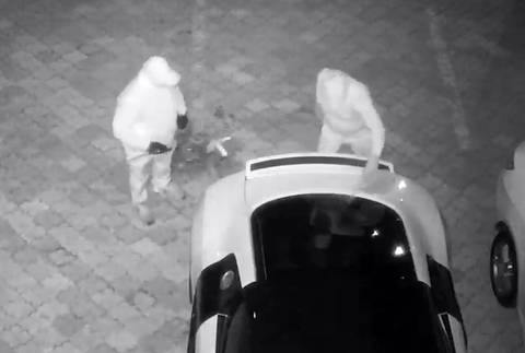 Dvaja maskovaní muži podpálili luxusné auto