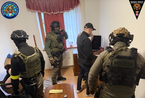 Odsúdenie muža a ženy za nútenie dievčat k sexuálnym službám