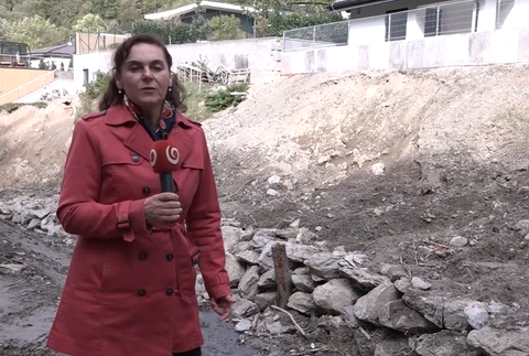 Na zosuv svahu pri domoch mal pomôcť bager. Priviezli ho ale bez bagristu