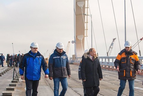 Putin so stavbármi na moste Krym 