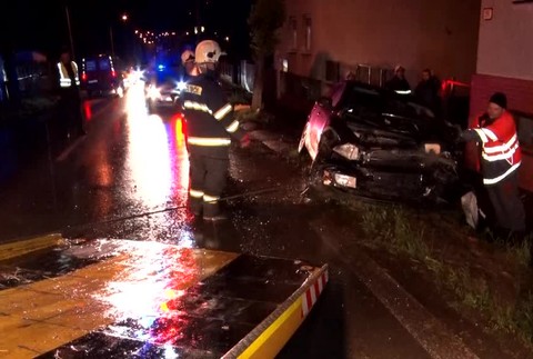 Po šmyku skončilo auto v strome. Prudký náraz bol počuť aj v okolitých domoch