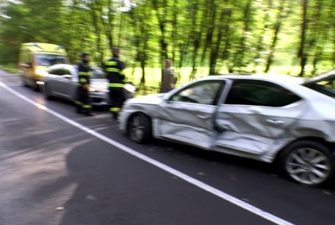 [multi] Vodič nezvládol jazdu a v zákrute vyletel do protismeru. V oprotiidúcom aute sedela 22-ročná žena 1273