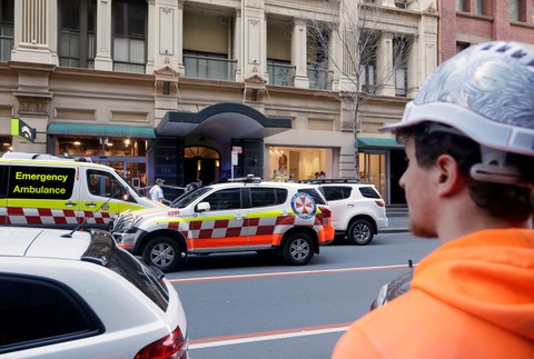 Útočník pobodal ženu a na ulici kričal Allah akbar. Okoloidúci ho zneškodnili prepravkami na mlieko