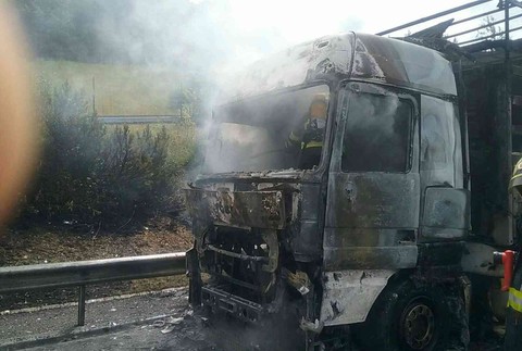 Na D1 horí kamión. Dopravu odkláňajú cez blízke obce