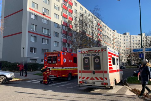 Zásah hasičov v bratislavskej Vrakuni. V byte vypukol požiar