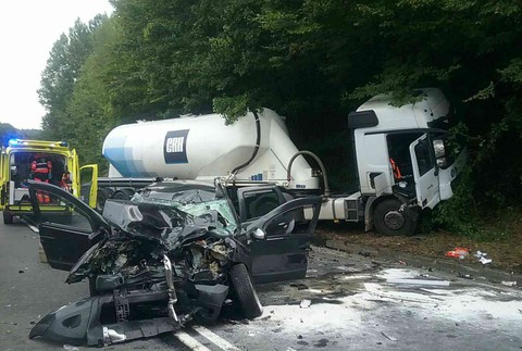 Vážna nehoda pri Bystrici. Po zrážke kamióna s osobným autom museli uzavrieť cestu 