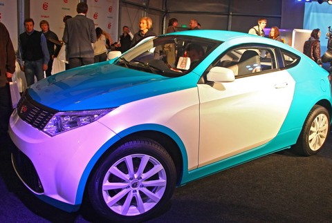 Prototyp trojdverového ruského ë-mobilu