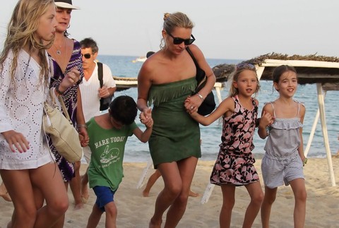 Supermodelka Kate Moss dovolenkuje vo Francúzsku