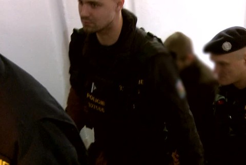 Súd uvalil väzbu na dvoch mužov. Podozriví sú z lúpeže a vraždy pumpárky