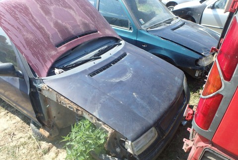 Bez povolenia rozoberal autá. Svoj nelegálny obchod si otvoril priamo pred domom