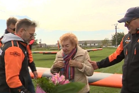 Pani Amálku neodradil jej vek a splnila si sen. Storočnicu oslávila v oblakoch