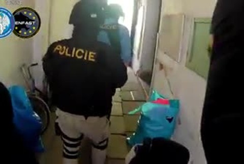 [multi] Zásah polície na lovca lebiek 1576