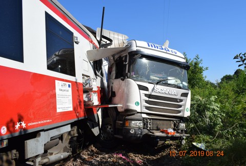 Nehoda vlaku a nákladného auta v Dolných Krškanoch 