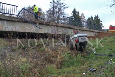 Auto sa zrútilo na breh potoka