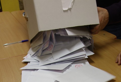 Vysypanie volebných urien s hlasovacími lístkami a sčítavanie hlasov po ukončení volieb do Národnej rady SR 2020