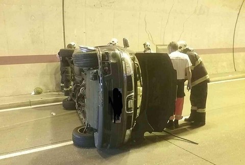 Pri nehode v tuneli Sitina sa prevrátilo auto. Na mieste zasahujú hasiči