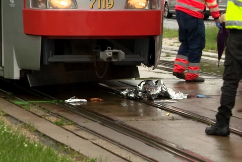 Vážna nehoda v Ružinove. Ženu zrazila električka