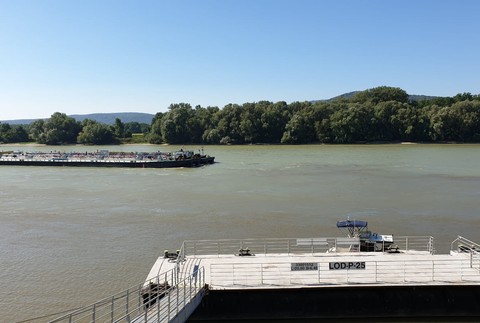 Lodnú dopravu pri sútoku Moravy a Dunaja zastavili, na mieste zasahuje poriečna polícia