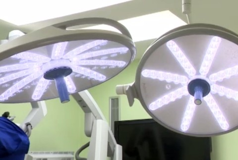 Situácia na neurochirurgii sa upokojila. Operačné stoly majú už tri