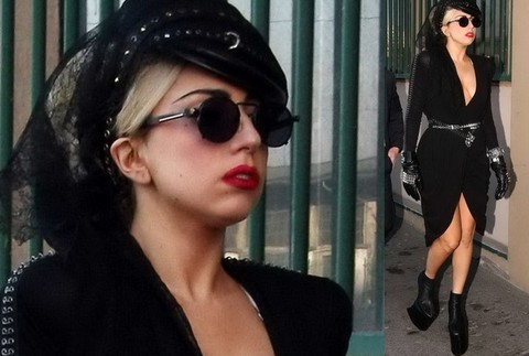 Lady Gaga a jej topánky bez opätkov, koláž, postava a šaty