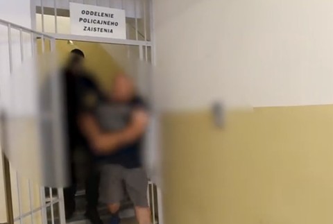 Polícia eskortovala siedmich obžalovaných fanúšikov na súd