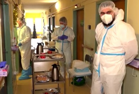 V našich nemocniciach pomáhajú ako dobrovoľníci už aj kňazi.