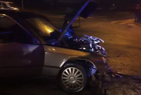 Automobil po nehode, zničené auto, nárazené,ke