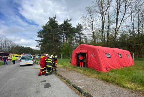 nehoda D2 bus kamion HAZZ (2)