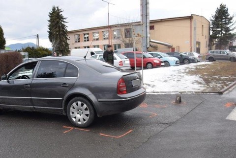 Nebezpečným cúvaním spôsobil tragédiu. V manévri pokračoval aj po zrážke ženy