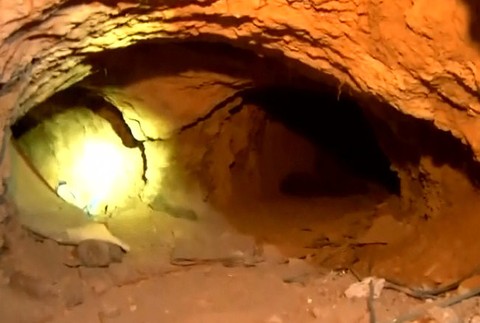 Dvaja muži väznili 11 detí. Podľa polície ich trénovali na strelecký útok v škole