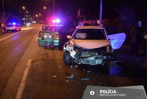 Vodič mal na križovatke prejsť na červenú a zrazil sa s ďalším autom