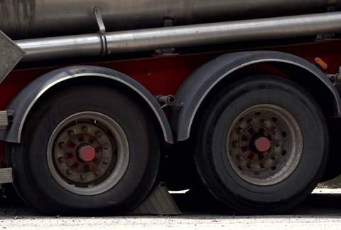 Nákladiaku sa odtrhla cisterna