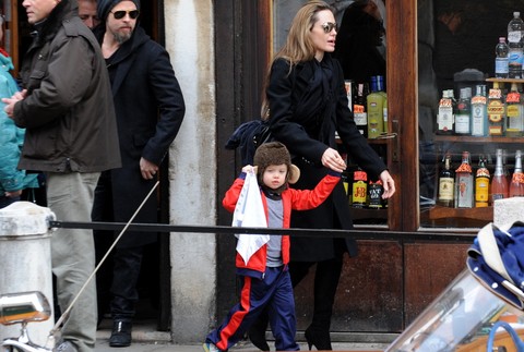 angelina jolie, brad pitt a dcerka shiloh v chlapcenskom obleceni