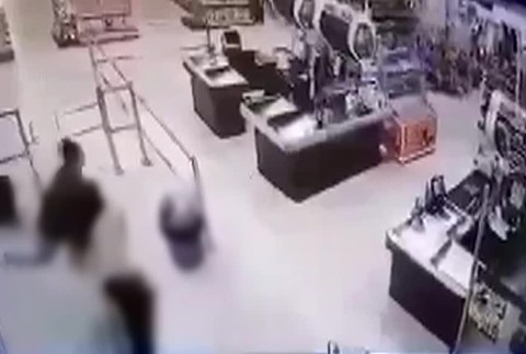 [multi] Muž pre rúško udrel do tváre predavačku. 12091