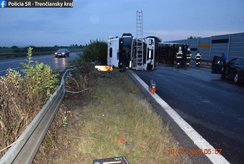Nehoda kamiónu zablokovala diaľnicu D1, vodič dostal mikrospánok