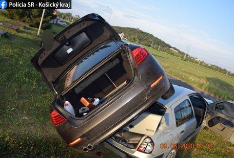 Pre predbiehaní skončil na streche pred ním idúceho auta, na krku má už obvinenie 
