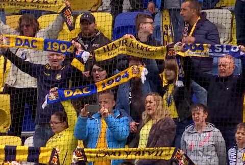 Cieľom boli futbalové šály.