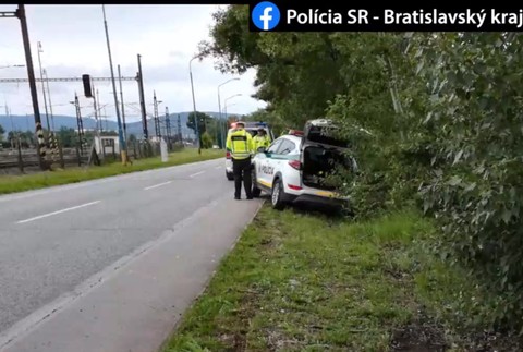 VIDEO: Policajti zišli z cesty a nabúrali. Ich pohotový zákrok zabránil nehode