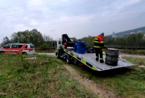 Nádoby plné nebezpečného odpadu vyhádzané v turistickej oblasti. Hrozila ekologická katastrofa