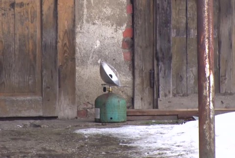 V budove potravín našli mŕtveho muža. Jeho priateľka ležala vedľa neho vo vážnom stave