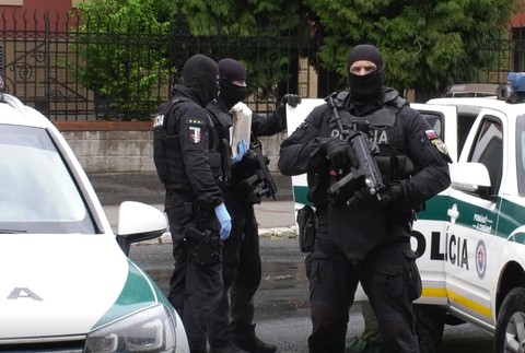 Muž zakopal svoju manželku.