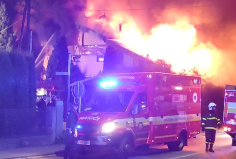 [multi] rodinny dom v plamenoch. 4580