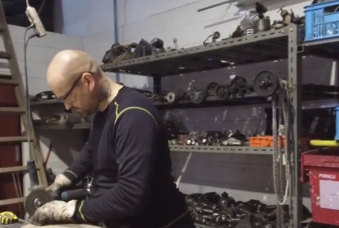 Umenie zo šrotoviska. Slovenská rodina má v dielni 10 ton kovu