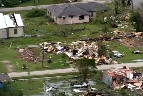 Silné búrky a tornáda zanechali 140-tisíc domácností bez elektriny