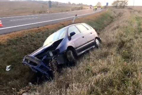 Vodička skončila s autom v priekope 