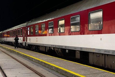 Pobodaná žena vo vlaku