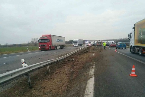 Nehoda dodávky a auta na R1. Cestu museli uzavrieť