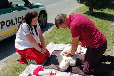 cestná kontrola zameraná na podanie prvej pomoci 