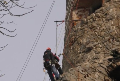 Piliere hradnej veže zachraňujú horolezci.